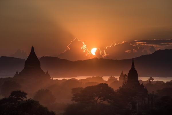 The sun sets behind temples in Bagan | N.Jackson