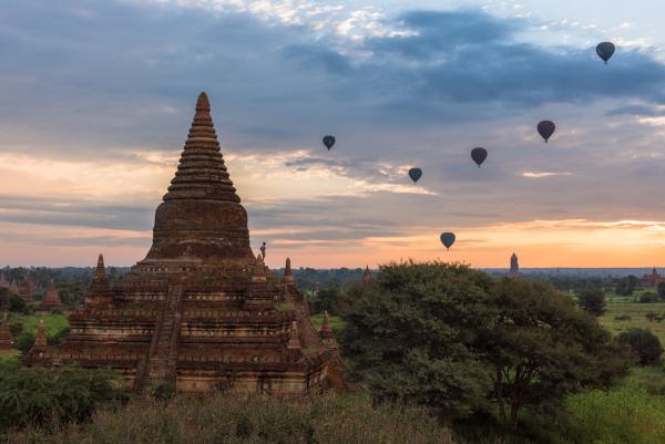 Watching the sunrise in Bagan, Myanmar | N.Jackson