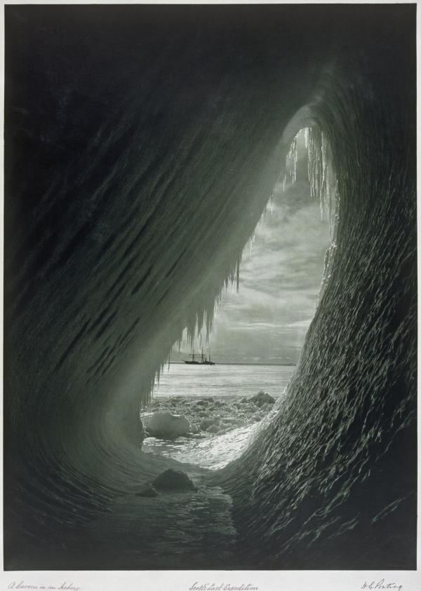 Une caverne dans un iceberg - BC2075